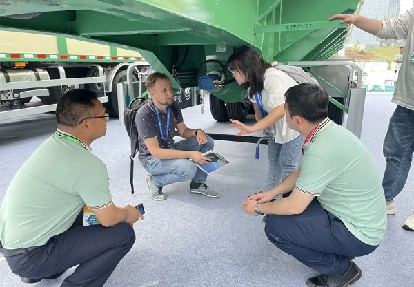 散裝雛禽飼料運輸半掛車(chē)